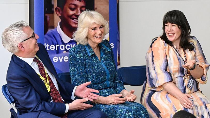 Königin Camilla an der Moreland Grundschule in Islington, London, bei der feierlichen Eröffnung der neuen Schulbibliothek. Königin Camilla an der Moreland Grundschule in Islington, London, bei der feierlichen Eröffnung der neuen Schulbibliothek.