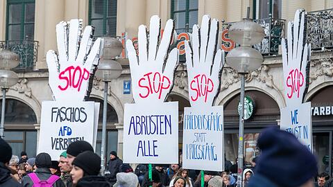 Während Staatschefs und Sicherheitsexperten über globale Sicherheitsthemen berieten, fanden in der Münchner Innenstadt Demos statt.