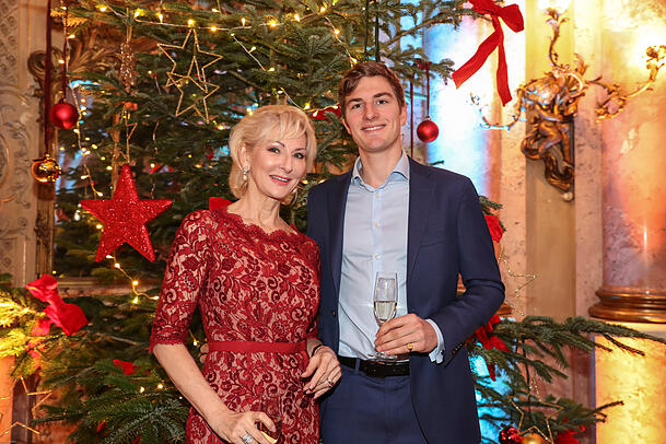 Gemeinsame Aufnahmen mit Oscar Prinz von Hannover (re.) haben Seltenheitswert: Hier sieht man das Mutter-Sohn-Duo bei einem Empfang im Jahr 2018. Gemeinsame Aufnahmen mit Oscar Prinz von Hannover (re.) haben Seltenheitswert: Hier sieht man das Mutter-Sohn-Duo bei einem Empfang im Jahr 2018.