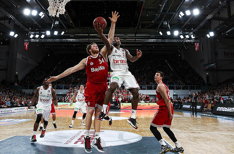 Kein Zugriff: John Bryant (l.) versucht vergeblich, Bambergs Bradley Wanamaker zu blocken.