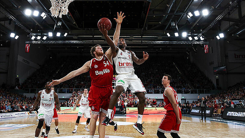 Kein Zugriff: John Bryant (l.) versucht vergeblich, Bambergs Bradley Wanamaker zu blocken. Kein Zugriff: John Bryant (l.) versucht vergeblich, Bambergs Bradley Wanamaker zu blocken.