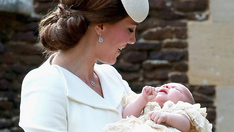 So eine stolze Mama! Herzogin Kate mit ihrer kleinen Charlotte. So eine stolze Mama! Herzogin Kate mit ihrer kleinen Charlotte.