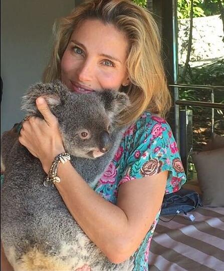 Süßes Duo: Elsa Pataky mit einem Koala auf dem Arm.