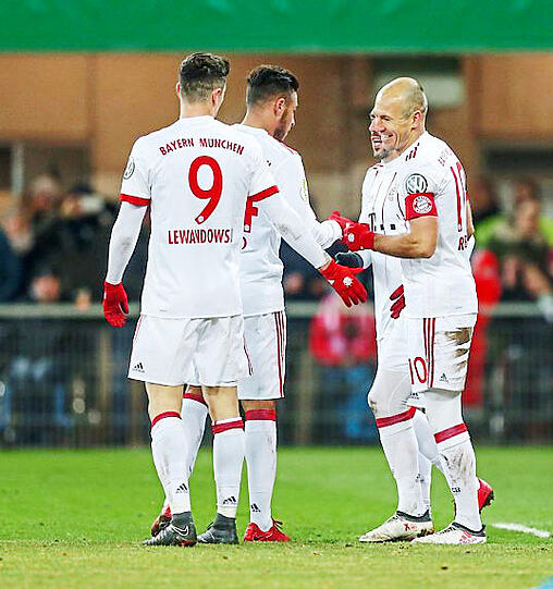 Das 6:0! Arjen Robben (r.) feiert sein zweites Tor zum Endstand.