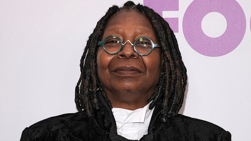 Schauspielerin Whoopi Goldberg kennt man eigentlich dunkelhaarig