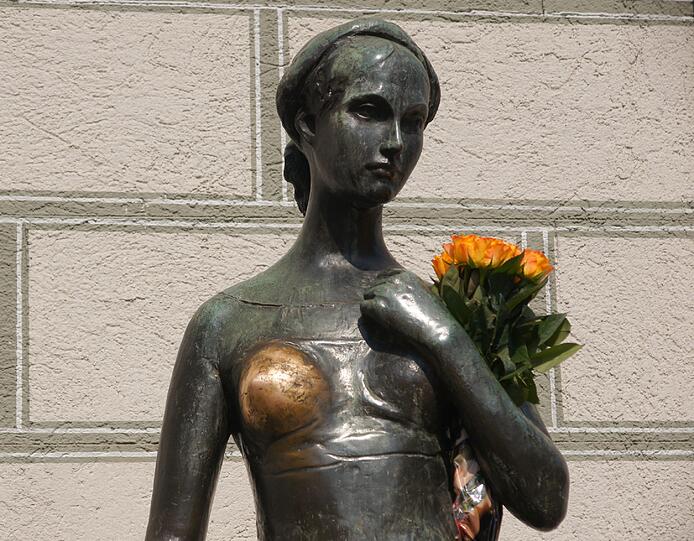 Julia mit Blumen geschmückt.