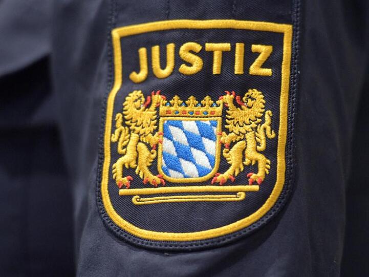 Das bayerische Wappen ist in Augsburg im Landgericht auf der Uniformjacke einer Justizwachtmeisterin. Foto\ Stefan Puchner/dpa Foto: Stefan Puchner