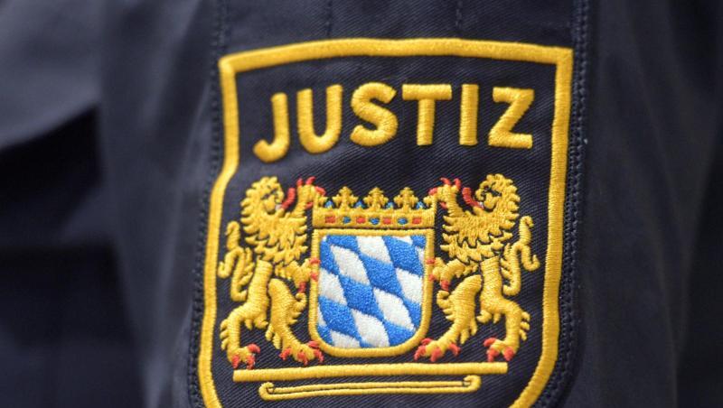 Das bayerische Wappen ist in Augsburg im Landgericht auf der Uniformjacke einer Justizwachtmeisterin. Foto\ Stefan Puchner/dpa Foto: Stefan Puchner Das bayerische Wappen ist in Augsburg im Landgericht auf der Uniformjacke einer Justizwachtmeisterin. Foto\ Stefan Puchner/dpa Foto: Stefan Puchner