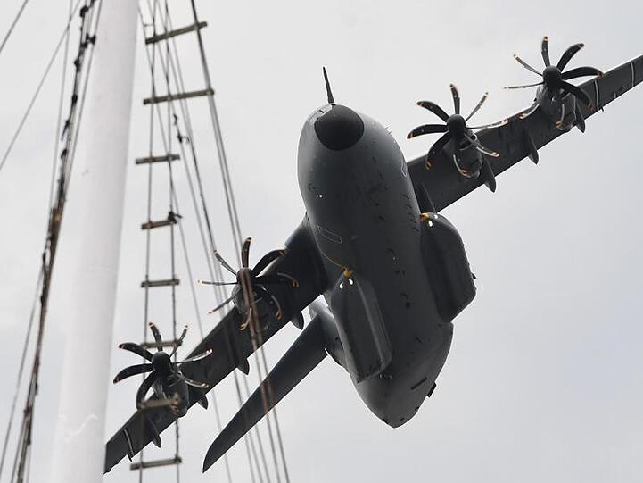 Kunstflug mit einer viermotorigen Maschine? Ein Bundeswehr-Transportflugzeug A400 M zeigt beim Tag der Bundeswehr in Stralsund spektakuläre Manöver.