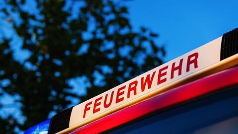 Das Blaulicht leuchtet auf dem Dach eines Einsatzfahrzeugs der Feuerwehr.