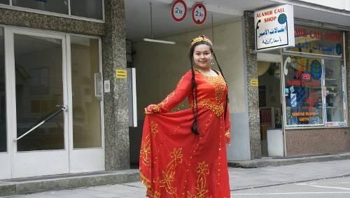Eine Frau posiert für die AZ in typischer Tracht vorm uigurischen Gemeindezentrum. Eine Frau posiert für die AZ in typischer Tracht vorm uigurischen Gemeindezentrum.