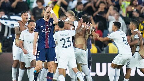 Paris Saint-Germain, hier mit Fabián Ruiz, verlor sensationell mit 0:1 gegen den brasilianischen Vertreter Botafogo.