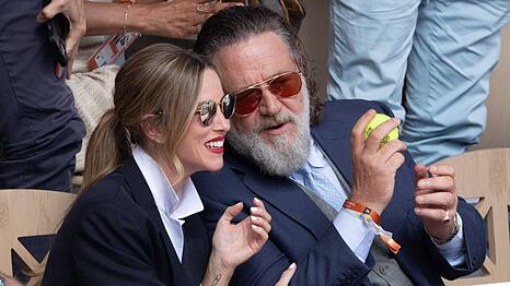 Russell Crowe und Britney Theriot am Sonntag in Paris.