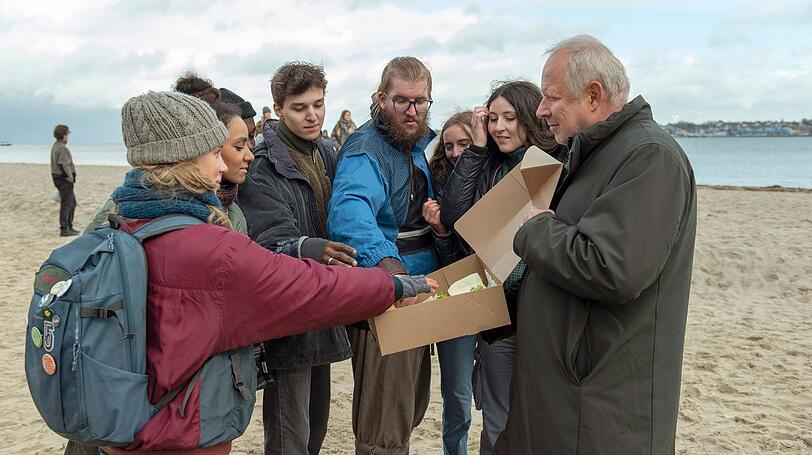 Der "nette Onkel" Borowski (Axel Milberg, rechts) verteilt frische Brötchen an die Umwelt-Aktivisten am Strand (mit Johanna Götting, links). Die wissen jedoch nicht, dass der Mann bei der Polizei arbeitet. Der "nette Onkel" Borowski (Axel Milberg, rechts) verteilt frische Brötchen an die Umwelt-Aktivisten am Strand (mit Johanna Götting, links). Die wissen jedoch nicht, dass der Mann bei der Polizei arbeitet.