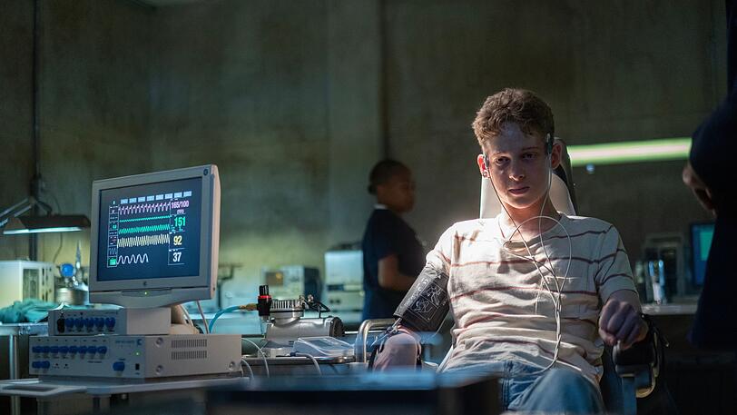 Genie Luke (Joe Freeman) verfügt über telekinetische Fähigkeiten. Doch sein besonderes Talent wird dem 14-Jährigen zum Verhängnis, als er in einer Einrichtung verschleppt wird. Genie Luke (Joe Freeman) verfügt über telekinetische Fähigkeiten. Doch sein besonderes Talent wird dem 14-Jährigen zum Verhängnis, als er in einer Einrichtung verschleppt wird.
