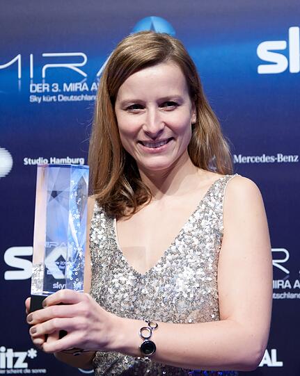 Eine der Ausgezeichneten präsentiert stolz ihre Trophäe: Bettina Hermann leitet den Fernsehsender AXN.