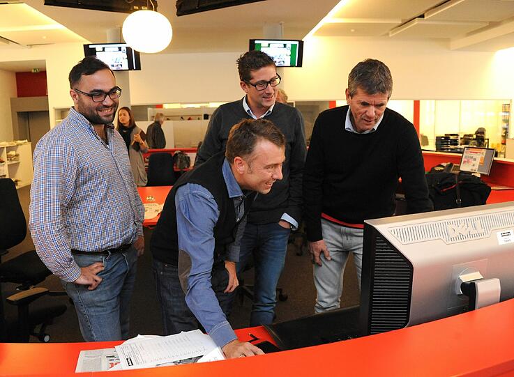 Friedhelm Funkel mit AZ-Sportchef Gunnar Jans, dem Sport-Vize Marco Fenske und Redakteur Filippo Cataldo.