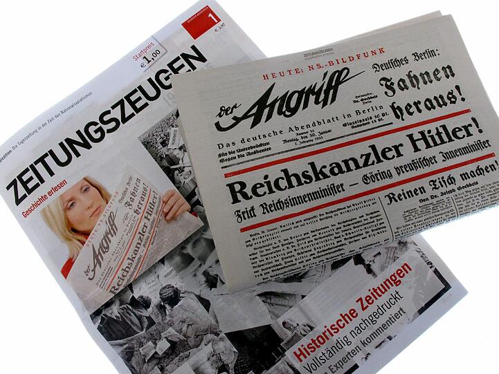 Das Archivbild vom 16.01.2012 zeigt eine Ausgabe der Sammeledition «Zeitungszeugen» vom 05.01.2012 und rechts den beiliegenden Nachdruck der Zeitung «Der Angriff» vom 30. Januar 1933.