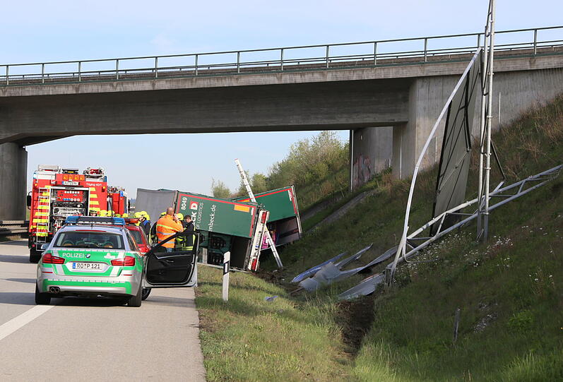 Bei einem Unfall auf der A94 krachte am Montag ein Lkw auf die Seite. Die Autobahn musste gesperrt werden.