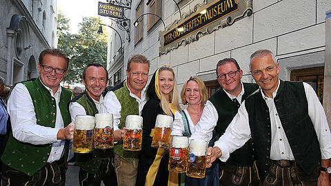 Präsentierten ihr Wiesn-Bier: Martin Leibhard (Augustiner), Heiner Müller (Paulaner), Andreas Steinfatt (Hacker-Pschorr/Vorsitzender des Vereins Münchener Brauereien), Münchner Kindl Viktoria Ostler, Birgit Schulz (Löwenbräu), Bernd Klier (Spaten), Michael Möller (Hofbräu).