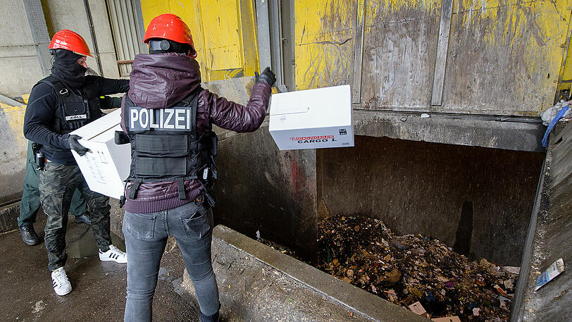 Die Kisten wurden einzeln in die Anlage gegeben.
