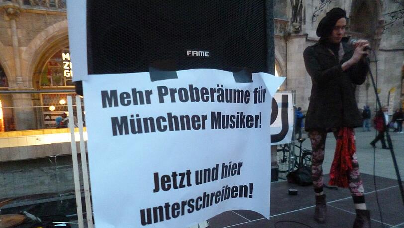 Gut besucht war die Kundgebung der jungen Künstler: Auf dem Marienplatz kämpften sie am Samstag für mehr Platz zum proben. Gut besucht war die Kundgebung der jungen Künstler: Auf dem Marienplatz kämpften sie am Samstag für mehr Platz zum proben.