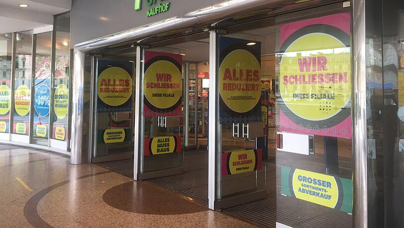 "Wir schließen diese Filiale": Der Haupteingang vom Kaufhof am Stachus.