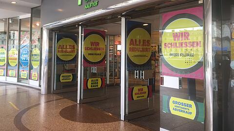 "Wir schließen diese Filiale": Der Haupteingang vom Kaufhof am Stachus.