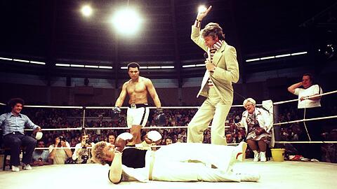 K.o.-Sieg für den Weltmeister: Muhammad Ali hat gegen Richard Dunn keine Mühe. Für die Zuschauer in der Olympiahalle ist der Kampf ein recht kurzes Vergnügen.