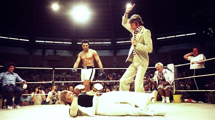 K.o.-Sieg für den Weltmeister: Muhammad Ali hat gegen Richard Dunn keine Mühe. Für die Zuschauer in der Olympiahalle ist der Kampf ein recht kurzes Vergnügen.