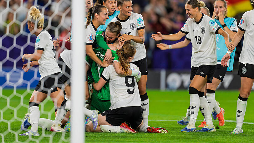 Frenetischer Schlussjubel: Im EM-Viertelfinale hielt Torhüterin Ann-Katrin Berger im Elfmeterschießen zwei französische Versuche und verwandelte einen Elfmeter selbst.