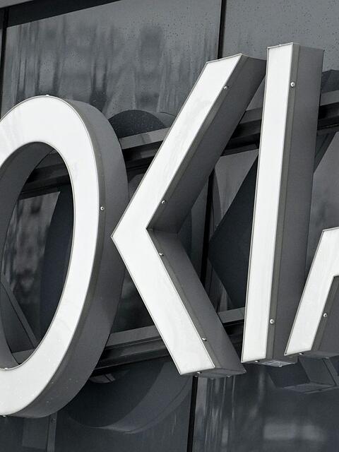 Das Nokia-Firmenlogo am Hauptsitz in Finnland. (Symbolbild)