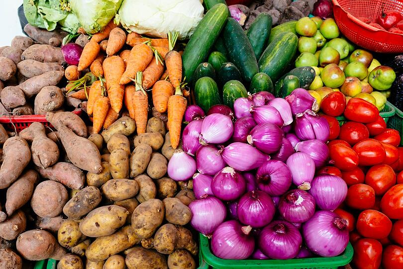 Bestimmte Obst- und Gemüse-Sorten halten sich länger und können auch im Ferienhaus gelagert werden. Dazu zählen Äpfel, Karotten, Kürbis, Pastinaken, Sellerie und Kohl. Mit einer Gefriertruhe im Ferienhaus kann zusätzlich ein Vorrat an gefrorenen Beeren sowie Fisch und Fleisch eingekauft werden. Für das folgende Ferien-Rezept wird entweder ein Brathähnchen frisch gekauft oder aufgetaut ... Bestimmte Obst- und Gemüse-Sorten halten sich länger und können auch im Ferienhaus gelagert werden. Dazu zählen Äpfel, Karotten, Kürbis, Pastinaken, Sellerie und Kohl. Mit einer Gefriertruhe im Ferienhaus kann zusätzlich ein Vorrat an gefrorenen Beeren sowie Fisch und Fleisch eingekauft werden. Für das folgende Ferien-Rezept wird entweder ein Brathähnchen frisch gekauft oder aufgetaut ...