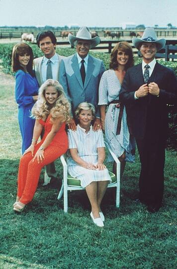 Die Ewings aus der Kultserie "Dallas" (auf DVD erhältlich), von links: Pamela Barnes-Ewing (Victoria Principal), Bobby Ewing (Patrick Duffy), Lucy Ewing (Charlene Tilton, auf Stuhllehne), Jock Ewing (Jim Davis), Sue Ellen Ewing (Linda Gray), J.R. Ewing (Larry Hagman) und Miss Ellie (Barbara Bel Geddes, sitzend). Die Ewings aus der Kultserie "Dallas" (auf DVD erhältlich), von links: Pamela Barnes-Ewing (Victoria Principal), Bobby Ewing (Patrick Duffy), Lucy Ewing (Charlene Tilton, auf Stuhllehne), Jock Ewing (Jim Davis), Sue Ellen Ewing (Linda Gray), J.R. Ewing (Larry Hagman) und Miss Ellie (Barbara Bel Geddes, sitzend).
