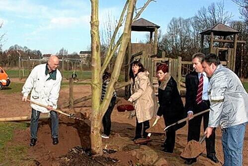 Auch Bürgermeister Kurt Krömer war dabei, als Christine Placht ihren Baum einpflanzte.