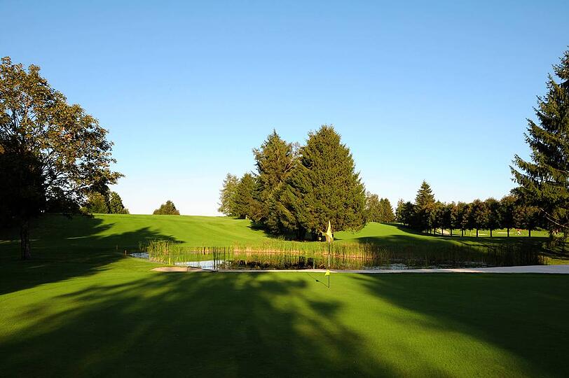 Der Platz präsentiert sich durch breite und großzügige, perfekt gepflegte Fairways, von denen viele auf relativ kleinen und von Bunkern gut verteidigten Grüns enden.