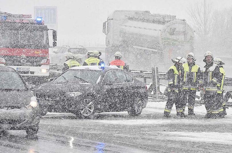 Bilder vom Verkehrsunfall auf der A8 bei Holzkirchen: Der plötzliche Schneefall am Dienstagvormittag sorgte für Chaos auf Bayerns Straßen.