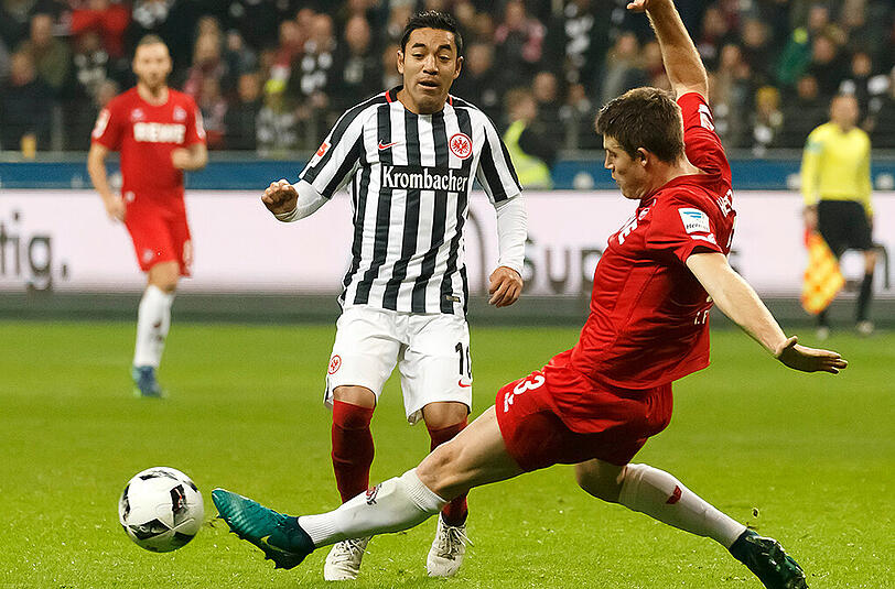 Es war umkämpft.Marco Fabian (l) von Frankfurt kämpft um den Ball mit Dominique Heintz von Köln.