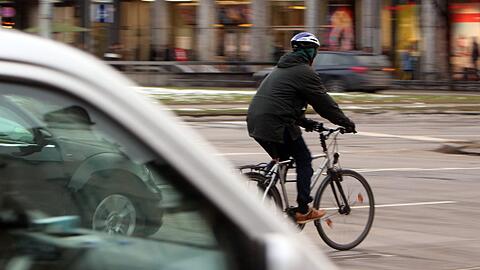 In der Innenstadt wird es oft eng zwischen Radlern und Autos.