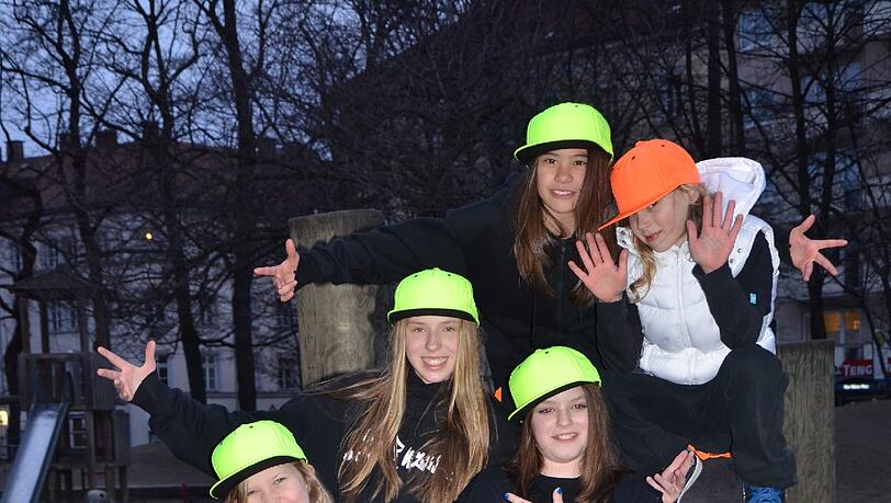 The Puzzles, ganz vorne: Janina L, 2. Reihe v. l. n. r.: Lea K., Antonia K., Nadine S., Sarah S., oben v. l. n. r. : Donna M., Naomi L., Patrizia S. The Puzzles, ganz vorne: Janina L, 2. Reihe v. l. n. r.: Lea K., Antonia K., Nadine S., Sarah S., oben v. l. n. r. : Donna M., Naomi L., Patrizia S.