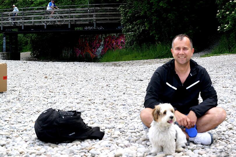 André mit &bdquo;Lukas&ldquo;: &bdquo;Wir sind spontan vorbei gekommen. Also versuchen wir unser Glück. Wenn Lukas gewinnen würde, das wäre schon was. Lukas kann schon auf Kommando Sitz und Platz machen. Vielleicht bringe ich ihm noch mehr bei, er ist ja noch klein.&ldquo;