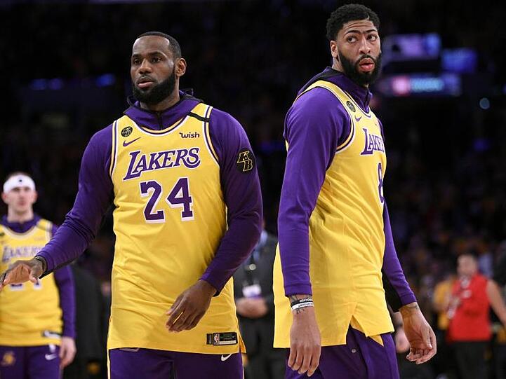 Die Spieler der Los Angeles Lakers wärmen sich vor dem Spiel in Trikots von Kobe Bryant mit der Nummer 24 auf.