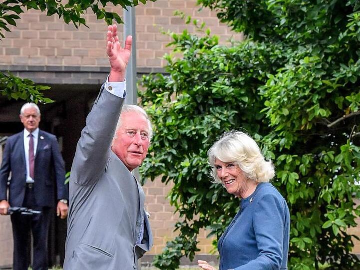 Charles und Camilla verabschieden sich.