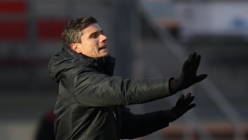 Der Nürnberger Trainer Robert Klauß gestikuliert.