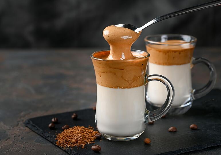 Dalgona Coffee kommt urspr&uuml;nglich aus Asien und ist super leicht zu Hause nachzumachen. F&uuml;r eine Portion brauchen Sie nur wenige Zutaten: Instantkaffee, Zucker, Wasser und Milch. Au&szlig;erdem brauchen Sie noch eine Sch&uuml;ssel und einen Schneebesen.
