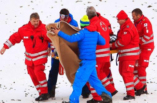 Thomas Morgenstern wird nach seinem Sturz beim Skifliegen am Kulm von Sanitätern abtransportiert.
