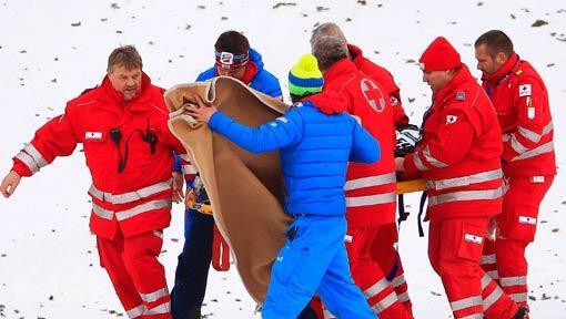 Thomas Morgenstern wird nach seinem Sturz beim Skifliegen am Kulm von Sanitätern abtransportiert. Thomas Morgenstern wird nach seinem Sturz beim Skifliegen am Kulm von Sanitätern abtransportiert.