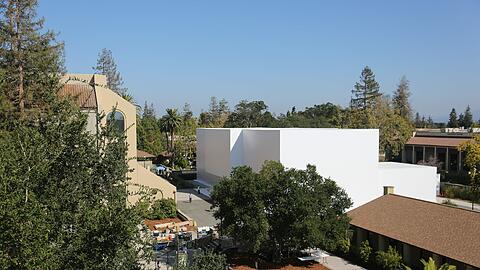 Eine provisorische weiße Halle, die für die Vorstellung neuer Produkte aufgebaut wurde, steht am 09.09. neben dem Flint Center in Cupertino (USA).