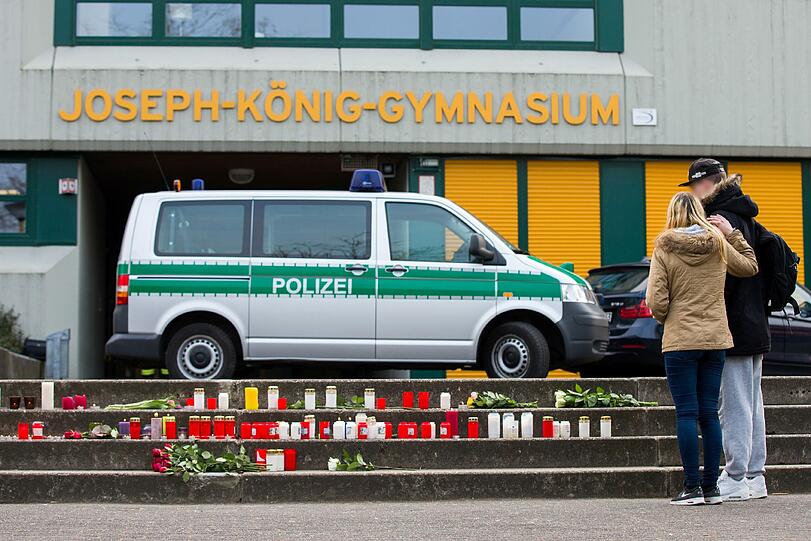 Trauer und Schock in Haltern am See: 16 Schüler und zwei Lehrer des Joseph-Könnig-Gymnasiums sind bei dem tragischen Flugzeugabsturz einer Germanwings-Maschine ums Leben gekommen.