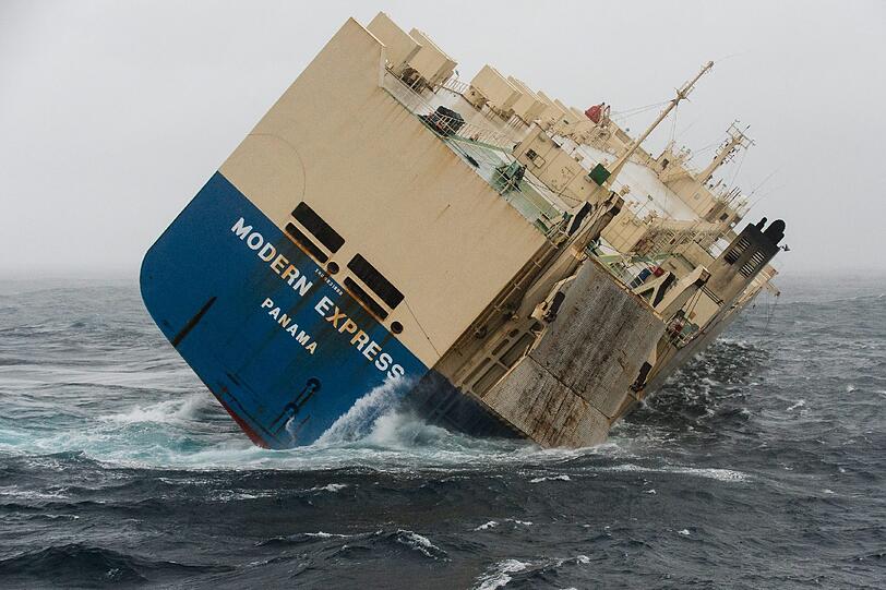 Dieses Schiffswrack treibt im Atlantik vor der Küste Frankreichs und droht, sollte es nicht eingefangen werden, in den nächsten Tagen an die Küste zu prallen.